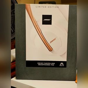 BOSE Headphones 700 Wireless Noise Cancelling Over-the-Ear Headphones (794297-04